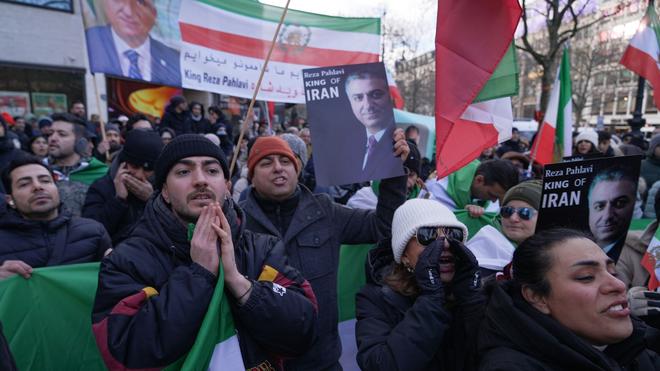 Proteste: Demonstranten protestieren mit iranischen Fahnen am Kurfürstendamm.