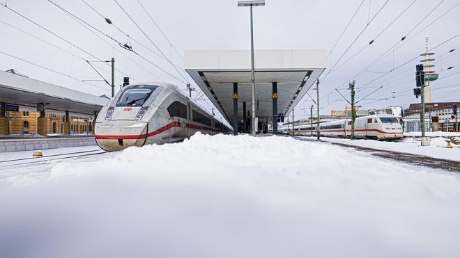 Folgen von Sturmtief "Elli": Zwei ICE stehen im verschneiten Hauptbahnhof Hannover.