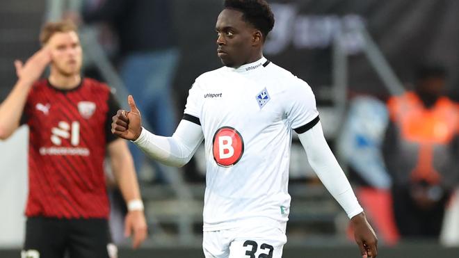 Transfer-Zoff: Der Transfer-Wirrwarr um Kennedy Okpala (r) ist beendet. (Archivbild)