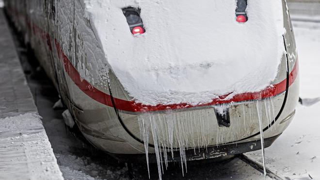 Winterwetter im Nordwesten: Der Fernverkehr soll langsam wieder anrollen.
