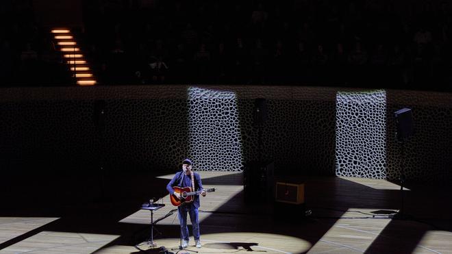 Rockmusik: In der Elbphilharmonie wurde Thees Uhlmann von seinen Fans auf einer Reise durch seine Musikkarriere begleiten.