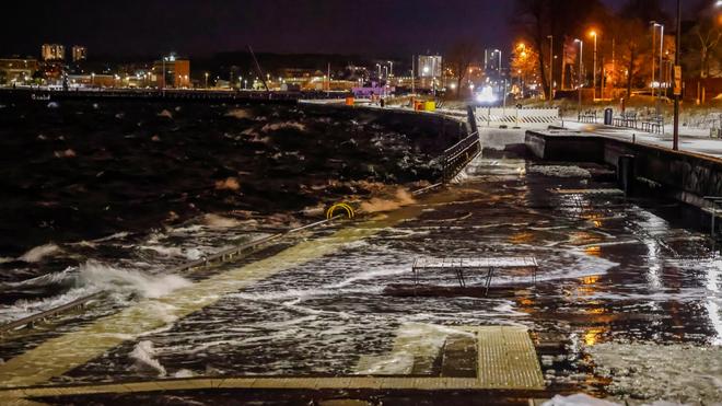 Winterwetter: Hochwasser an der schleswig-holsteinischen Ostseeküste.