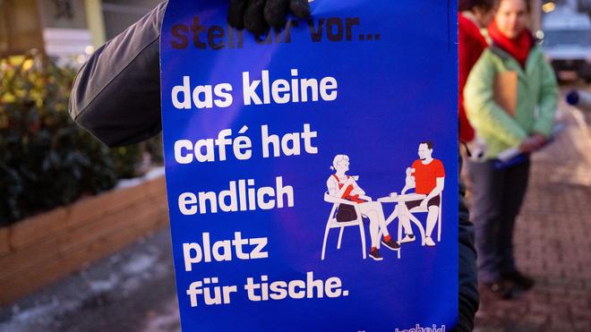 Demokratie: Helfer der Initiative «Verkehrsentscheid» sammeln für das Volksbegehren Unterschriften.