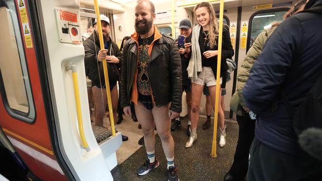 Großbritannien: Mitten im Winter fahren Menschen in der britischen Hauptstadt London ohne Hose in die U-Bahn.