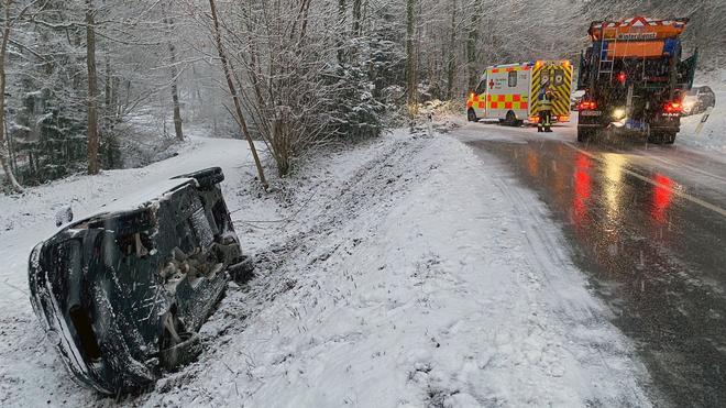 Glatte Straße: Streufahrzeuge streuen die Straße an der Unfallstelle.