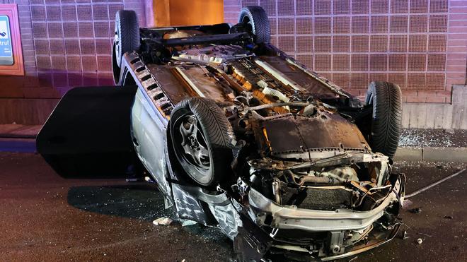 Unfälle: Aus bisher ungeklärter Ursache fuhr das Auto gegen einen Bordstein und prallte dann gegen die Tunnelwand.