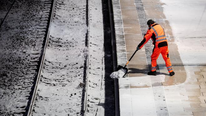 Winterwetter: Der Bahnverkehr im Norden normalisiert sich langsam. Vor allem im Fernverkehr läuft noch nicht alles wieder rund.
