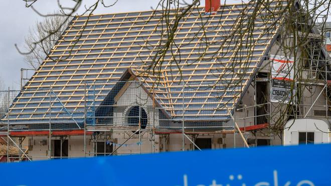 "Bayern-Bausparer": Der Traum vom Eigenheim - gerade im teuren Bayern bleibt er für viele Menschen unerschwinglich. Das wollen die Grünen nun ändern. (Illustration)