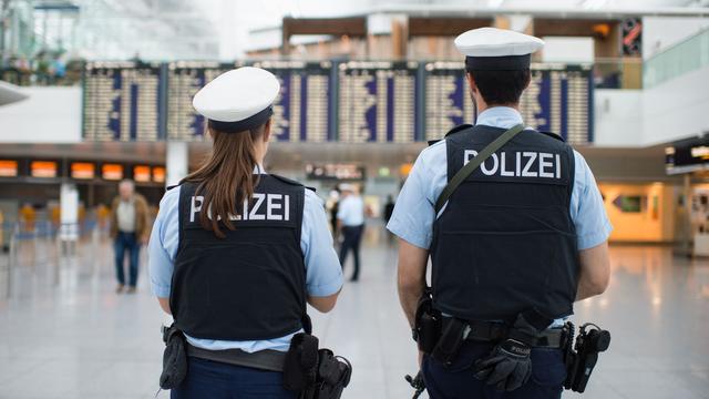 Wer sitzt im Flugzeug?: Bund lehnt Länder-Vorstoß für Boarding-Ausweiskontrolle ab