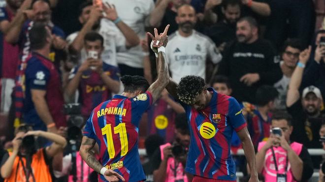 Fußball: Barcelonas Raphinha (l) feiert mit Teamkollege Lamine Yamal den Führungstreffer.