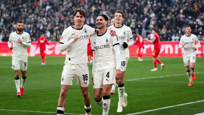 Fußball-Bundesliga: Sander und Diks freuen sich über die frühe Führung.