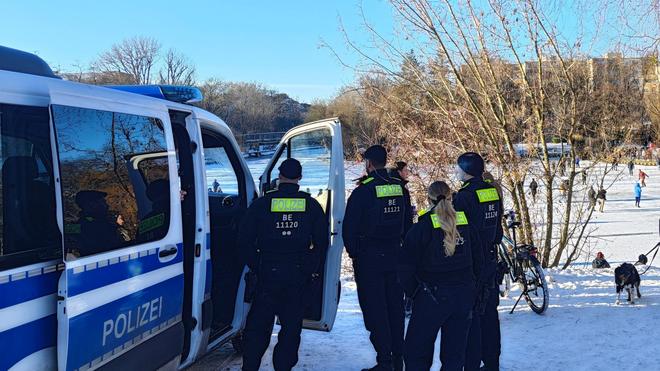 Wetter: Die Berliner Polizei warnt vor dem Betreten der Eisflächen.
