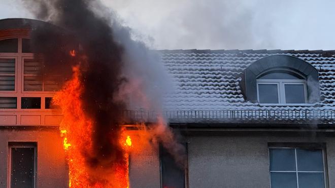 Notfall: Feuer schlägt während eines Brandes aus dem Fenster eines Hauses.