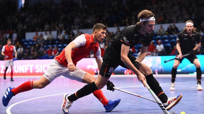 Medaille verpasst: Kapitän Anton Boeckel (r.) hat mit den Hockey-Herren die Titelverteidigung bei der Heim-EM verpasst. (Archivbild)