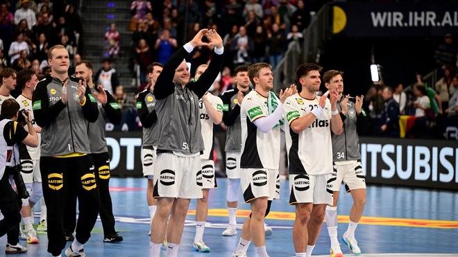 Generalprobe gelungen: Die deutschen Handballer bedankten sich nach dem Sieg gegen Kroatien für die Unterstützung der Fans.