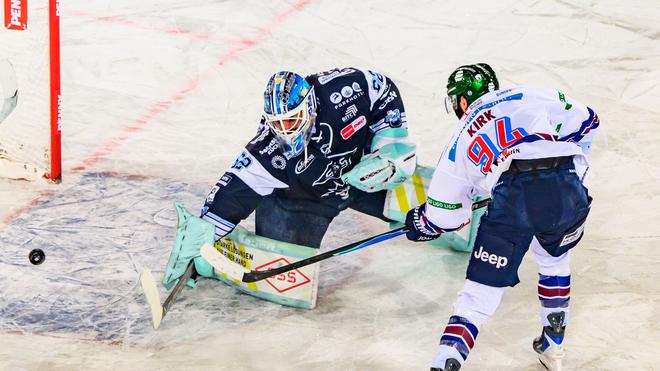 Deutsche Eishockey Liga: Liam Kirk erzielt den Siegtreffer der Eisbären Berlin gegen die Dresdner Eislöwen.