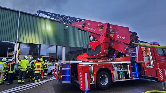 Brände: Die Feuerwehr ist bei einem Brand einer Lagerhalle in Oberstenfeld im Einsatz.