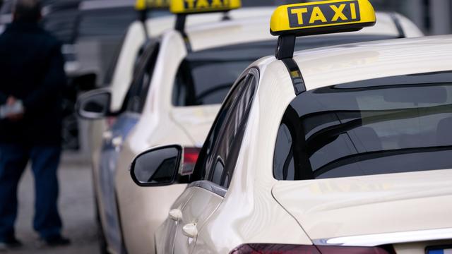 Sofort ins Gesicht geschlagen: Mitnahme verweigert – Zwei Taxifahrer werden angegriffen