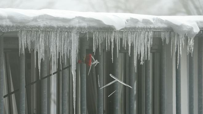 Winterwetter: Auch Eiszapfen sind eine winterliche Gefahr.