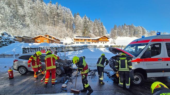 Oberbayern: Die Bundesstraße 305 war nach dem Unfall für mehrere Stunden voll gesperrt.