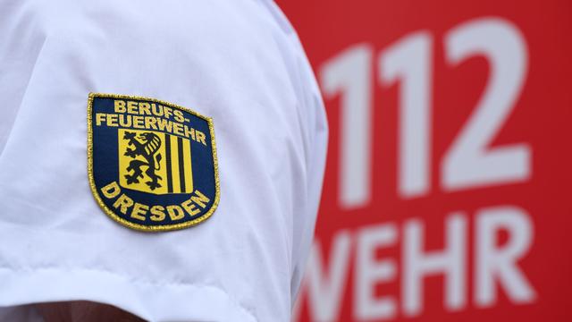 Brand in Mehrfamilienhaus: Nächtlicher Brand schreckt 150 Menschen in Dresden auf