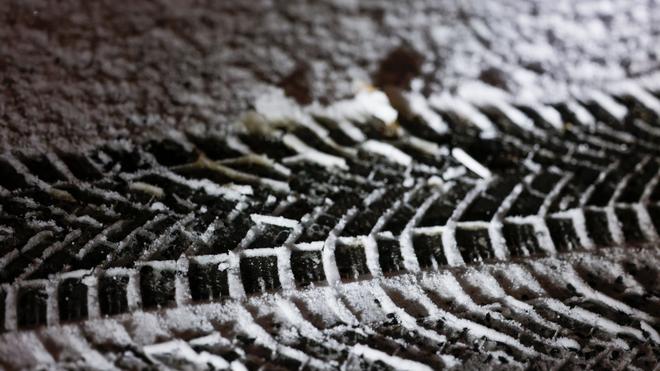 Tauwetter in NRW: Die Straßen in NRW bleiben rutschig. (Symbolbild)