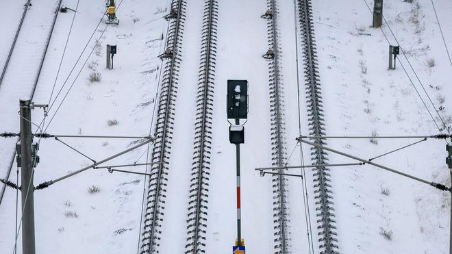 Zugverkehr: Das Winterwetter sorgt weiter für Ausfälle auf den Schienen. (Symbolbild)