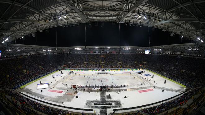 Winter Game: DEL Wintergame begeistert Spieler und Fans im Dresdner Rudolf-Harbig-Stadion.