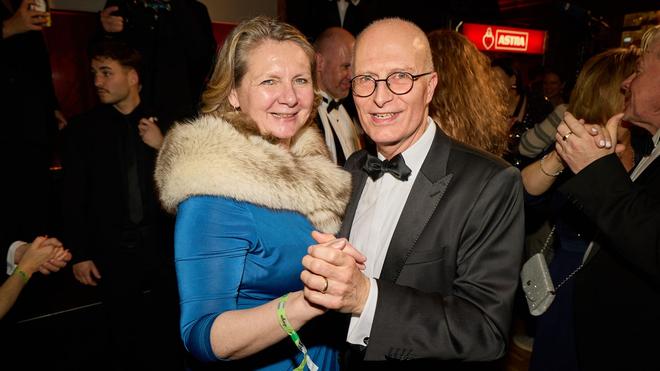 Neujahrsempfang: Hamburger können auch feiern, sagt Bürgermeister Peter Tschentscher (SPD). Er tanzte mit Kathrin Wirth-Ueberschär, Hoteldirektorin Reichshof, beim «Ahoi»-Neujahrsempfang.