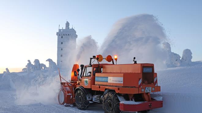 Wintersturm "Elli": Mit schwerem Gerät und Schneefräse wurde die Brockenstraße freigeräumt.
