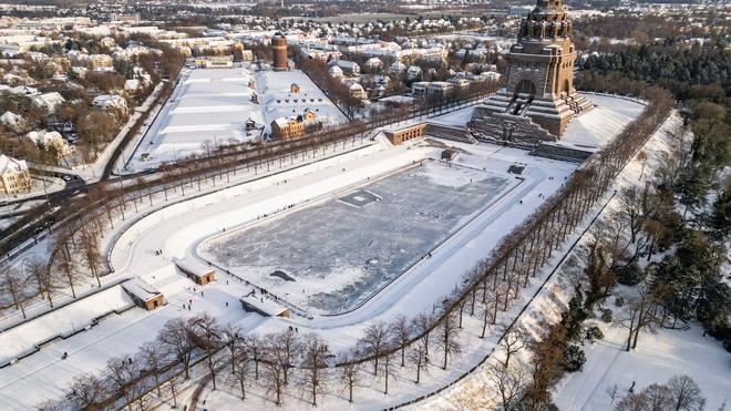 Bahnverkehr: Winterwetter hat Sachsen fest im Griff - hohe Glatteisgefahr zum Wochenstart.