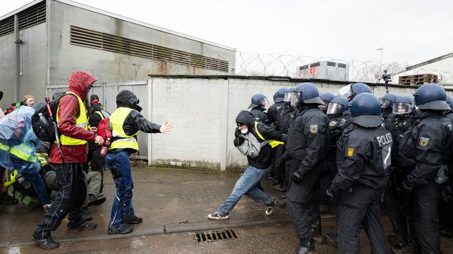 Demonstrationen: Bei der Aufarbeitung der Anti-AfD-Proteste Ende November vergangenen Jahres in Gießen ergeben sich immer mehr Strafanzeigen. (Archivbild)