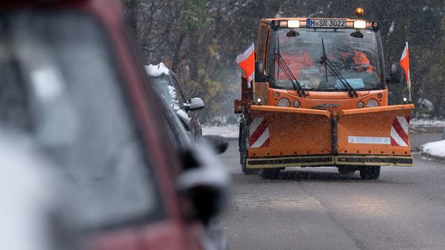 Verkehr: 18-Jähriger fällt beim Schneeräumen aus Fahrzeug