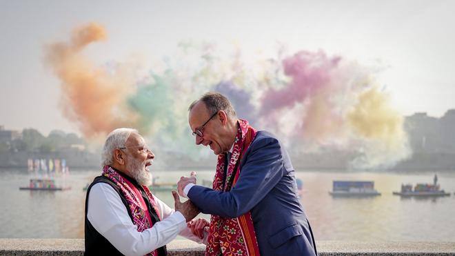 Fotografie: Eine Person geht in Minneapolis an einem Schild für Renee Good vorbei, die Anfang der Woche von einem ICE-Beamten tödlich erschossen wurde.