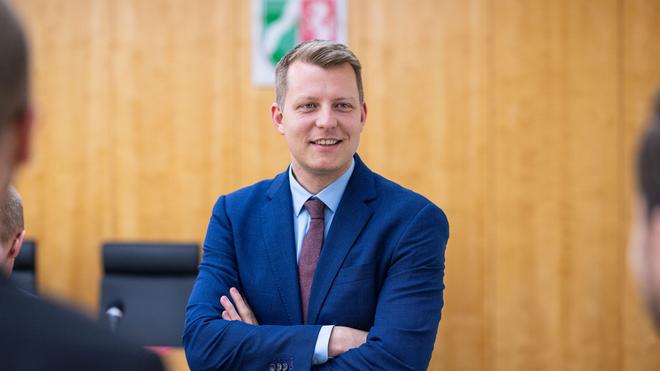 Unwettergefahr: FDP-Chef Henning Höne findet den landesweiten Distanzunterricht wegen der Glättewarnung überzogen. (Archivbild)