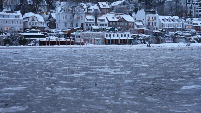 Wetter: Eisschollen auf der Elbe. Auch, wenn es knackig kalt war: Seen und Teiche in Hamburg sollen nicht betreten werden. Sie sind nicht tragfähig. Es besteht die Gefahr, einzubrechen.