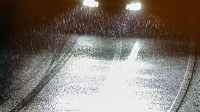 Unwetter: Der Regen auf den eiskalten Böden führt in Teilen Nordrhein-Westfalens zu Verkehrsbehinderungen.