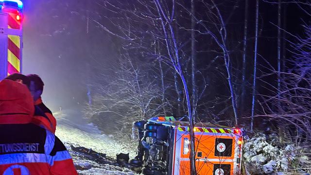Winterwetter: Kleintransporter prallt gegen Rettungswagen - fünf Verletzte