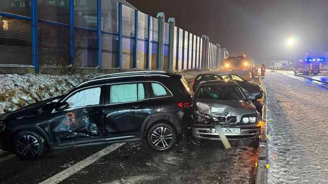 Winterwetter: Mehrere Menschen sind bei Winterwetter bei einer Massenkarambolage sowie weiteren kleineren Unfällen verletzt worden. (Symbolbild)