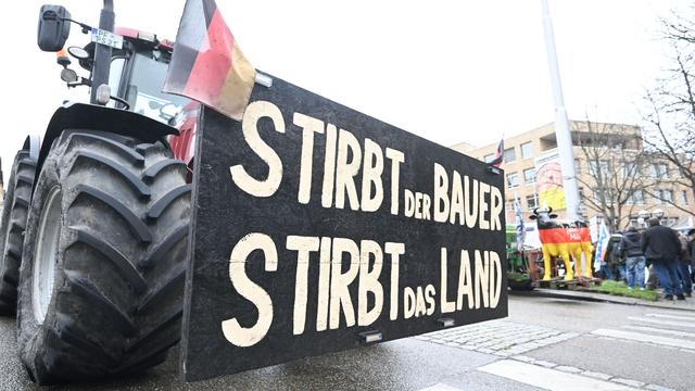 Agrar: Milchbauern demonstrieren mit Traktoren vor Ministerium