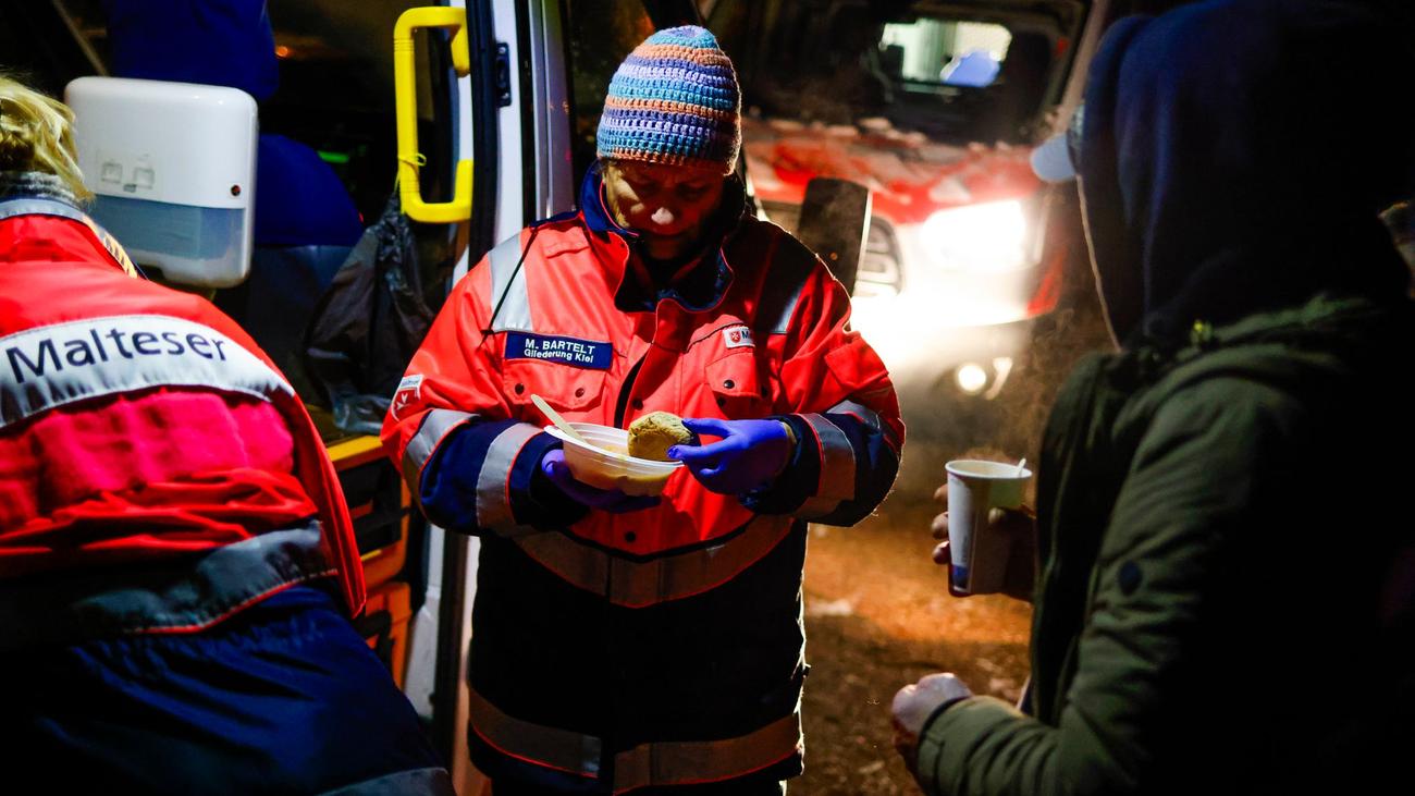 Obdachlosigkeit im Norden: Mit Kakao, Suppe und Schlafsäcken - Kiels Kältebus auf Tour