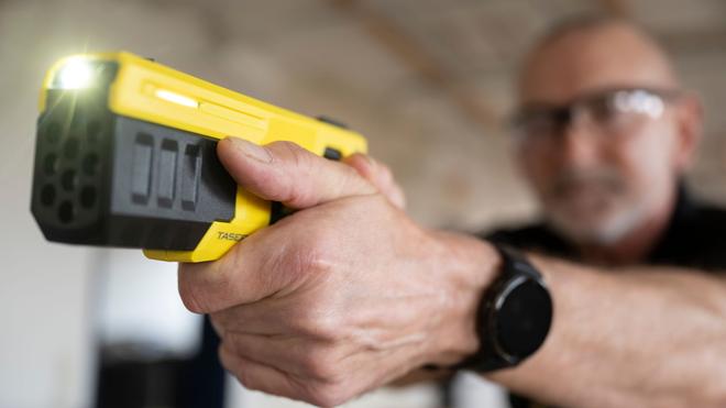 Gefahrenabwehr: Die neueste Taser-Generation kann bis zu zehn Schüsse abgeben und aus mehr als 13 Metern Entfernung eingesetzt werden. (Archivbild)