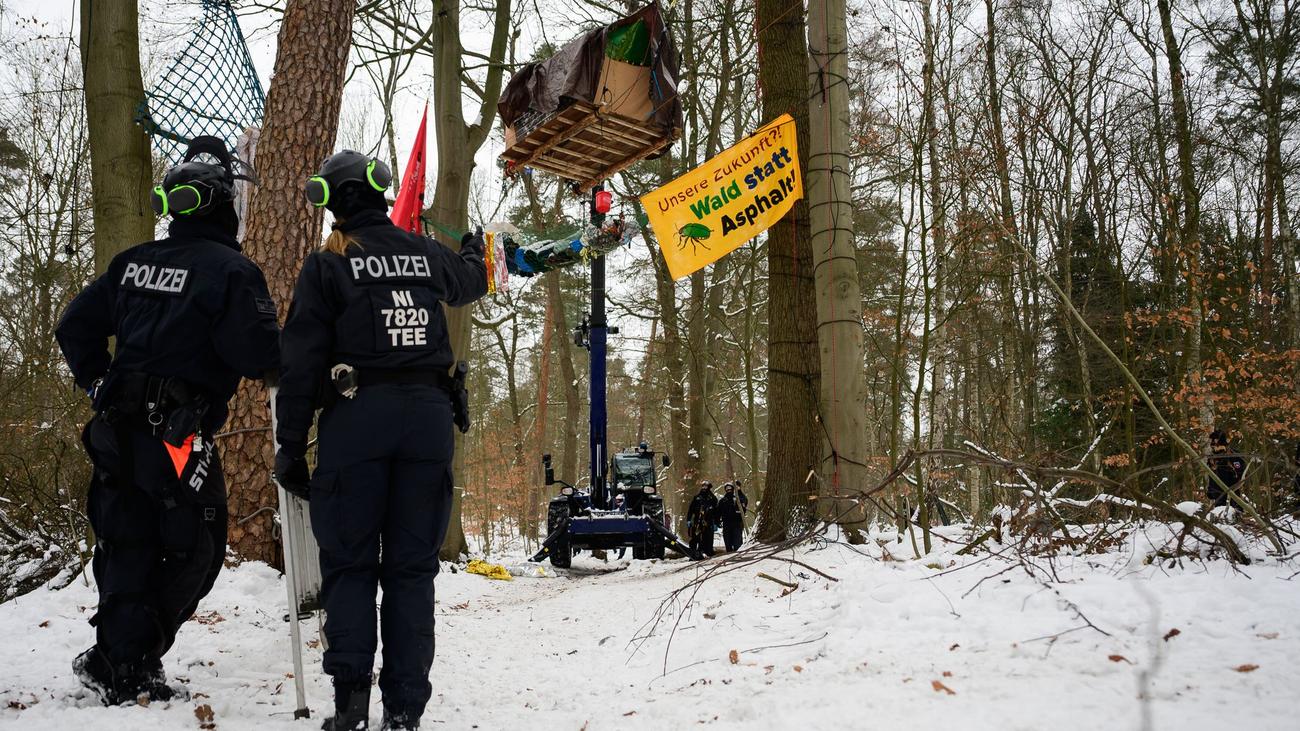 Geplanter Autobahn-Ausbau: Protest gegen A39 - Polizei will Waldplattformen entfernten