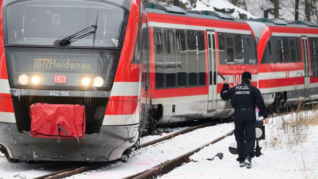 Bahn: Regionalbahn entgleist bei Schnee und Eis