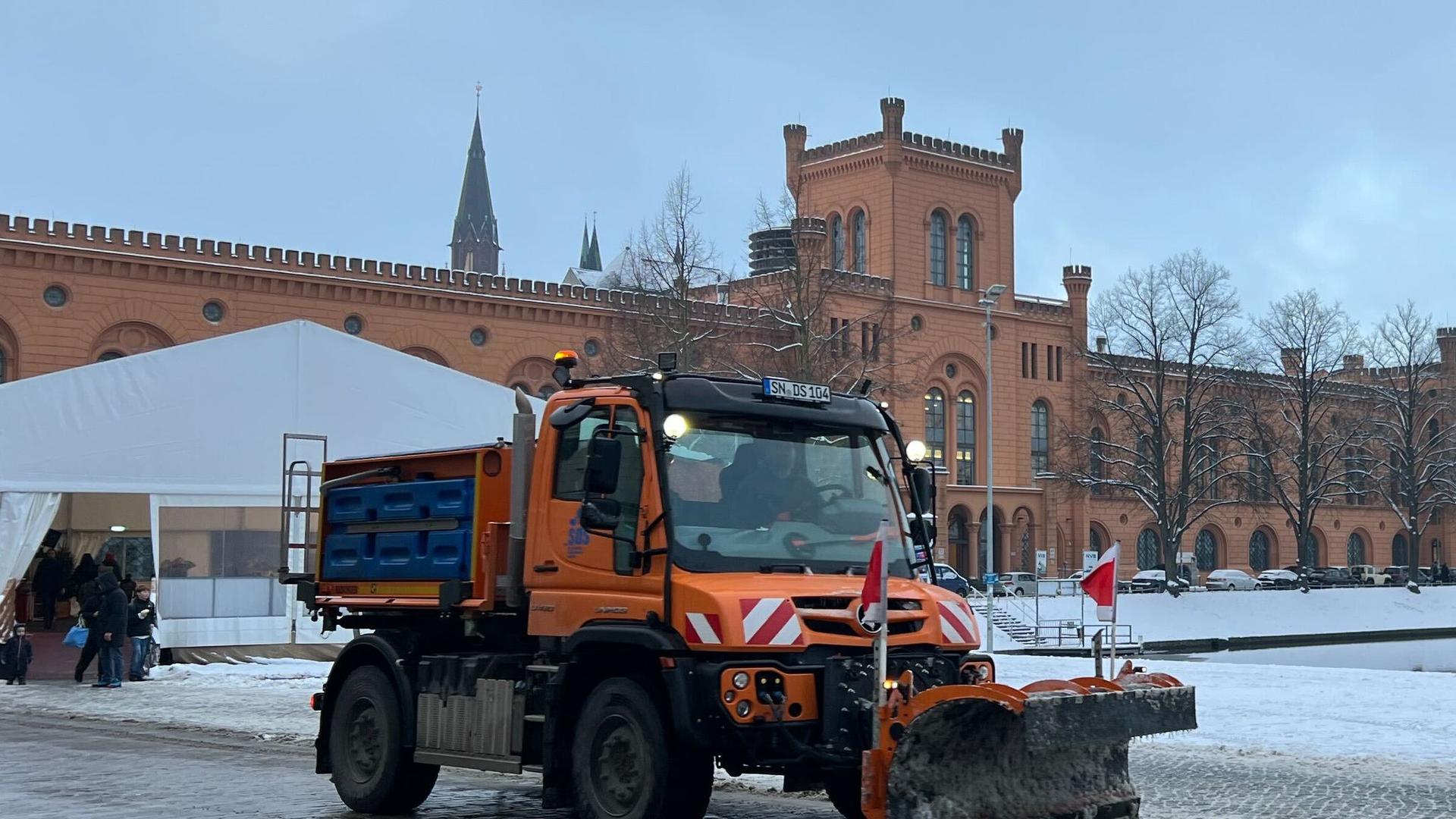 Wetter: Schwerin warnt vor Dachlawinen und herabfallenden Eiszapfen