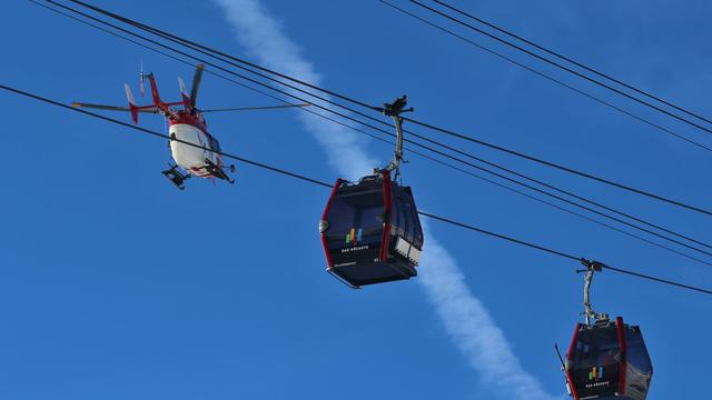 Unfälle: Skifahrer kollidiert mit 19-Jähriger – schwere Verletzungen