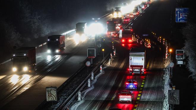 Tief "Gunda": Am Montag gibt es Unwetterwarnungen vor Glätte.
