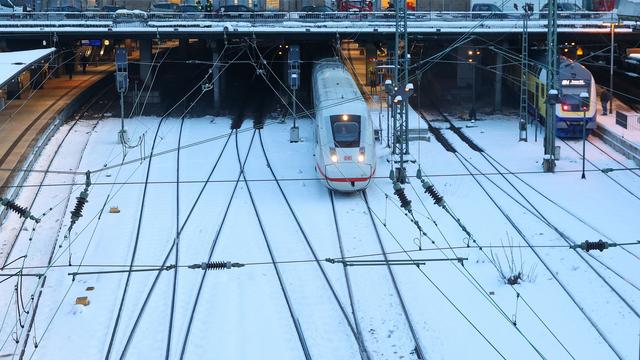 Unwetterwarnung: Wegen Glätte-Vorhersage: Bahn drosselt Geschwindigkeit