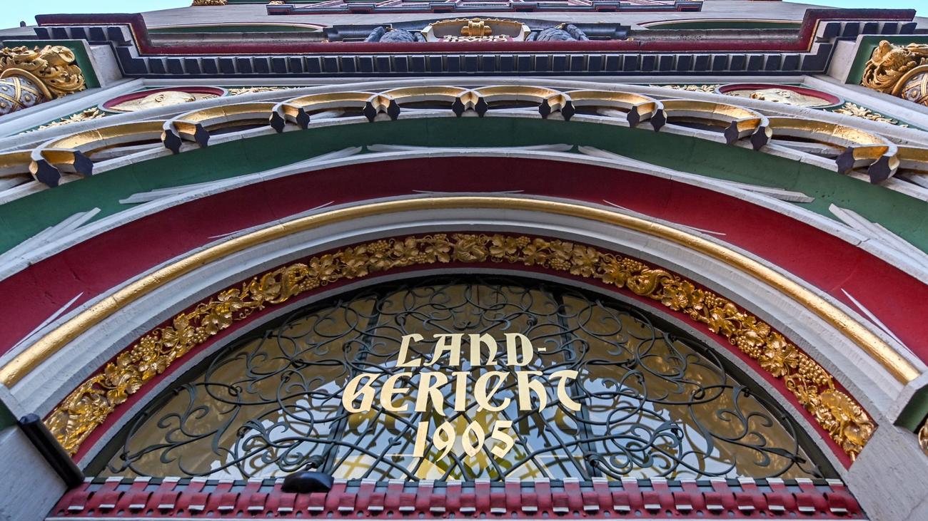 Kriminalität: Frau angezündet: Prozess gegen Partner eröffnet