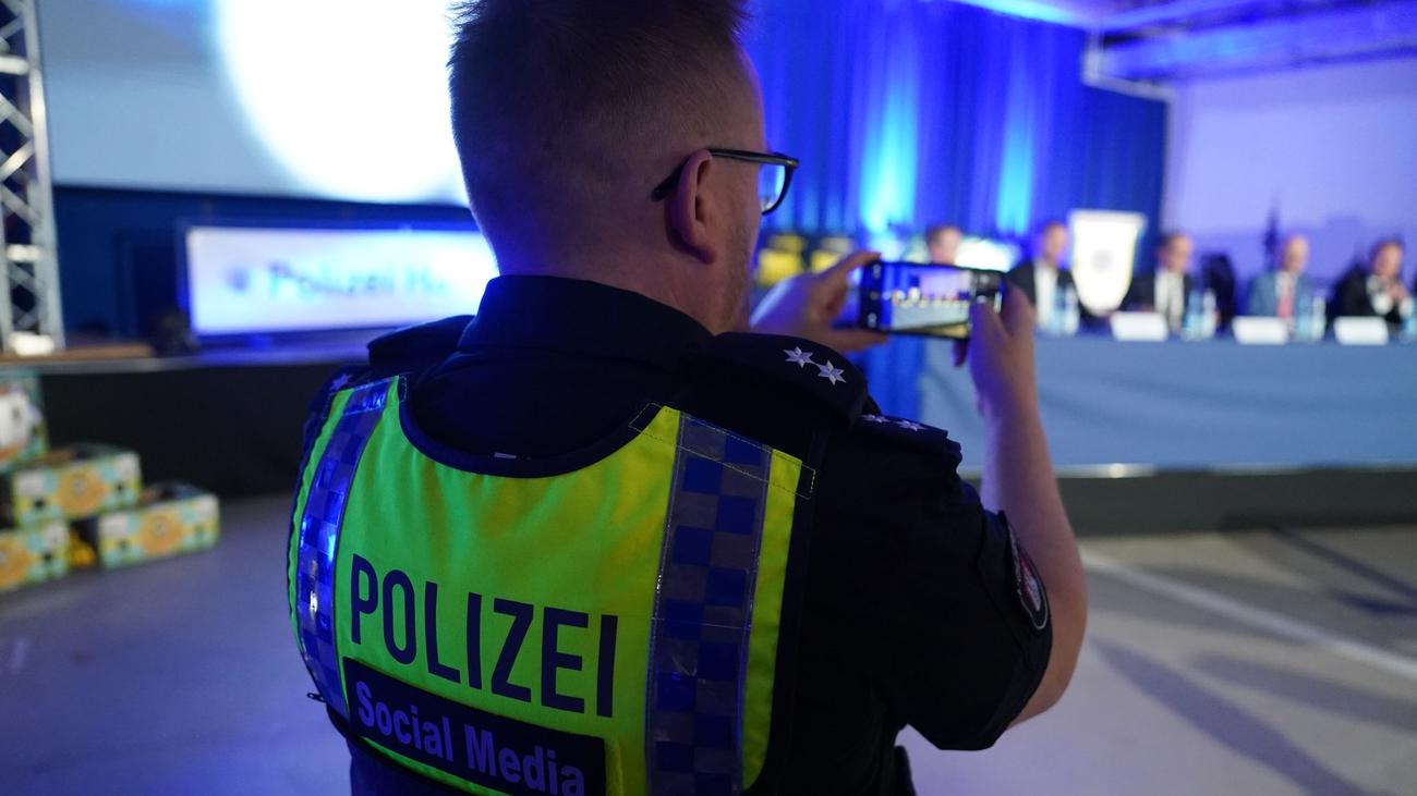Polzei: Innenminister wegen fehlender Polizei-Handys unter Druck
